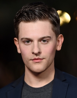 Diễn viên Travis Tope