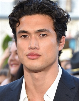 Diễn viên Charles Melton